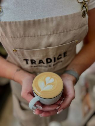 Káva, která má svou Tradici - ano, tak se jmenuje naše káva ☕️ Pečlivě připravené espresso nebo jemné cappuccino s latte...