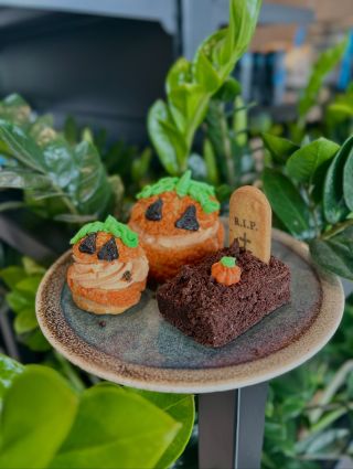 Strašidelně dobré! 👻 Naše Halloween dezerty jsou tu – dýňové choux, čokoládové hroby, duchové nebo kouzelnické muffiny....