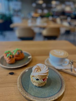 Dáte si raději elegantní klasiku s ovocem nebo naši halloweenskou limitku s pořádnou dávkou krému a špetkou strašení? 👻 Ať...