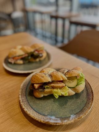 Čerstvě upečené housky plněné šunkou nebo kuřecím masem. Křupavé, voňavé a připravené k okamžitému zakousnutí. Přijďte si...