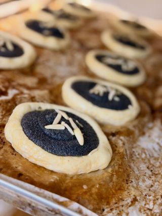 Dneska to u nás v pekárně krásně voní 🤍 Koláče jako od babičky – makové, tvarohové i povidlové s poctivou žmolenkou. A k...