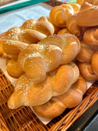 Sobotní snídaně chutná nejlépe, když je na stole něco teplého z pekárny. U nás je právě dopečeno – stavte se pro housky,...